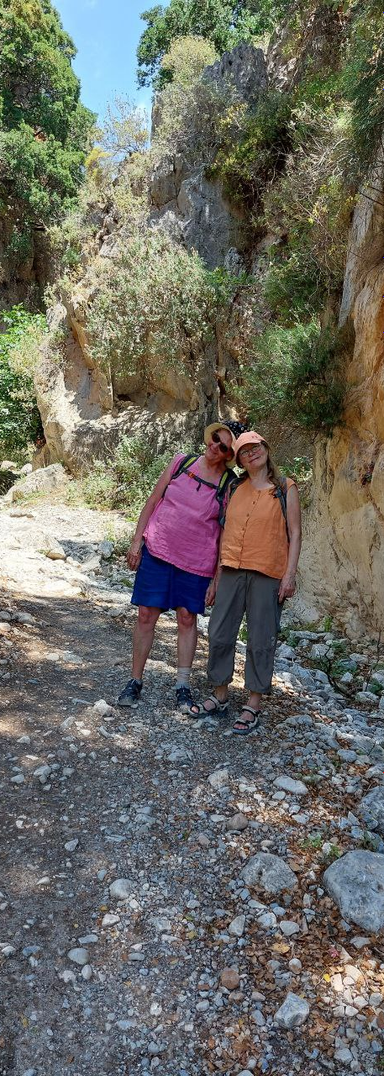 2 Personen bei einer Wanderung in einer Schlucht auf Kreta