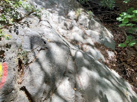 kleine Kletterpartie der Felsen sind zum Teil mit dicken Tauen abgesichert
