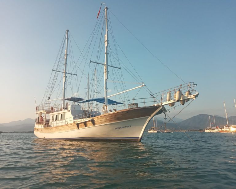 Weisses Schiff, Zweimaster, liegt in der Türkei vor Anker 