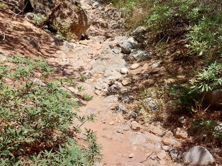 Beispiel des steinigen Wegs im Tal der Toten auf Kreta