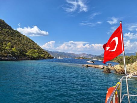 Blick vom Heck des Schiffes mit der türkischen Fahne