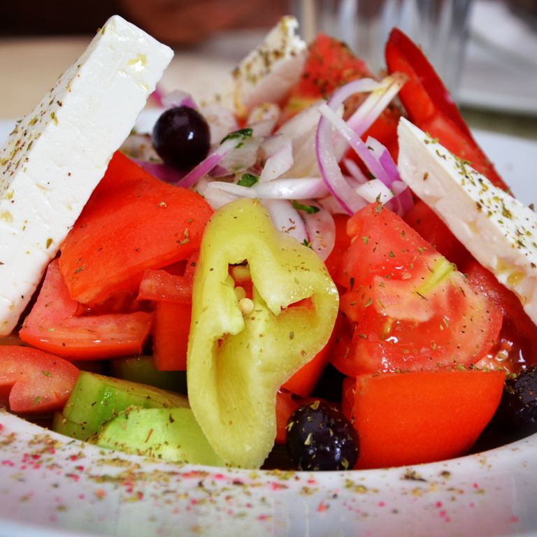 Ein leckerer frischer griechischer Salat darf auf keiner Wander und Genusstour fehlen.Tomaten, Gurken, Paprika und natürlich dem frischer Schafskäse