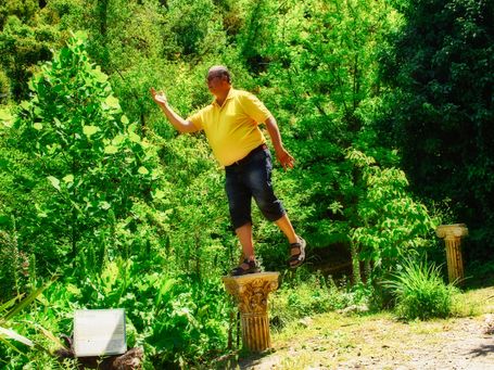 Im botanischenGarten von Kreta habe ich versucht wie ein Standbild des Adonis zu wirken und habe es ja fast geschafft