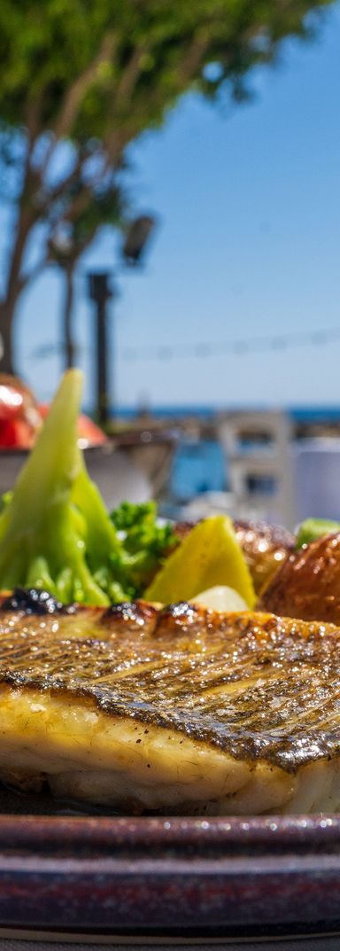 Genuss kannst du In denTavernen Kretas erleben, wie hier, der leckere Fisch und dem Meer als Hintergrundkulisse. Was will man mehr.