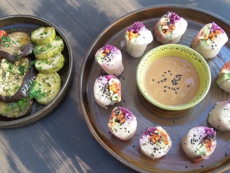 Auch die neue Küche hält mit Sushi Einzug auf Kreta. Neben den traditionellen Speisen der kretischen Küche gibt es auch viel vegane Gerichte zur Auswahl